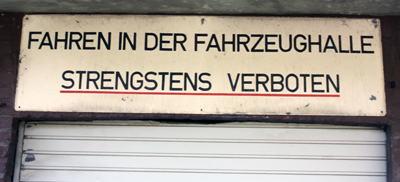 Fahren in der Fahrzeughalle strengstens verboten!